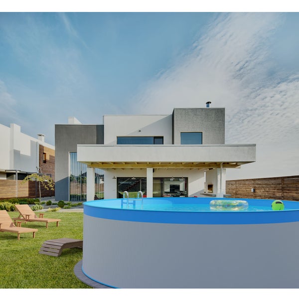 Gartenansicht mit Aufstellpool, Liegestühlen und modernem Haus