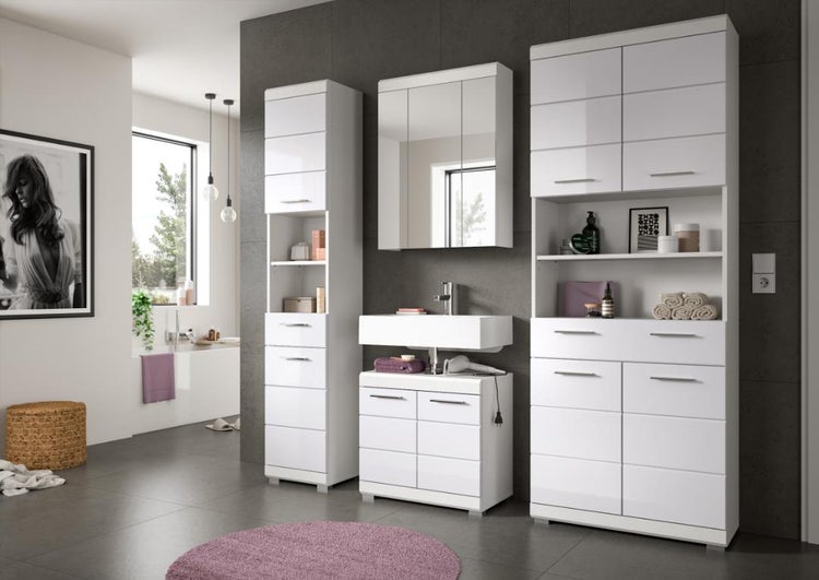 Modernes Badezimmermöbel-Set in Weiß Hochglanz bestehend aus Hochschrank, Spiegelschrank, Waschbeckenunterschrank und Beistellschrank.