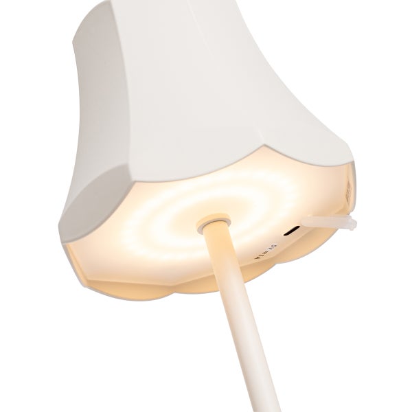 Unteransicht einer weißen Tischleuchte mit gewelltem Schirm, leuchtendem LED-Ring und USB-Anschluss.