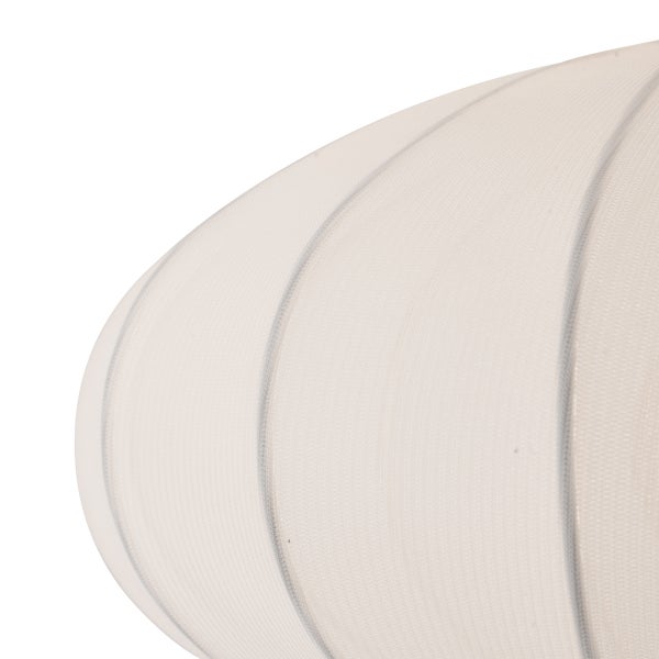 Detailaufnahme eines abgerundeten weißen Lampenschirms aus Stoff mit vertikalen Nähten.