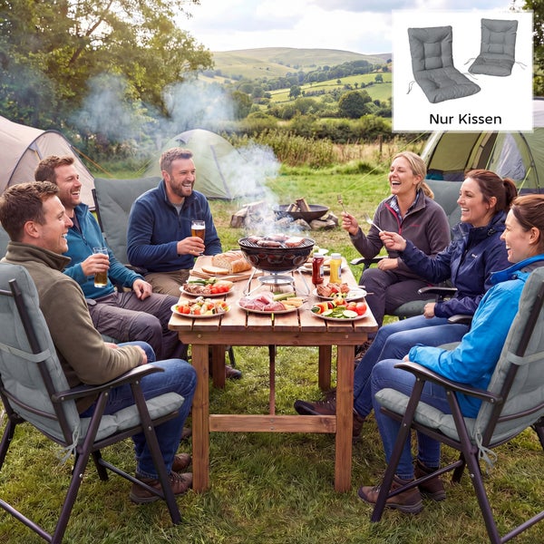 Graue Polsterauflagen für Gartenstühle in einer hellen Camping-Szene mit einer Gruppe von Menschen, die an einem Holztisch essen.
