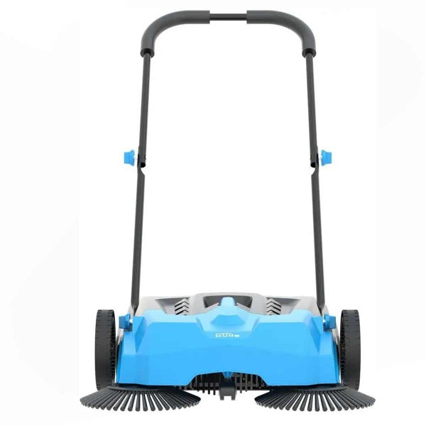 Handgeführte Kehrmaschine in Blau und Schwarz mit zwei rotierenden Seitenbesen und verstellbarem Schiebebügel zur Reinigung von Wegen und Flächen.