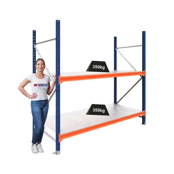 Weitspannregal mit zwei Ebenen und je 350 Kilogramm Traglast pro Boden, daneben eine Person zum Größenvergleich.