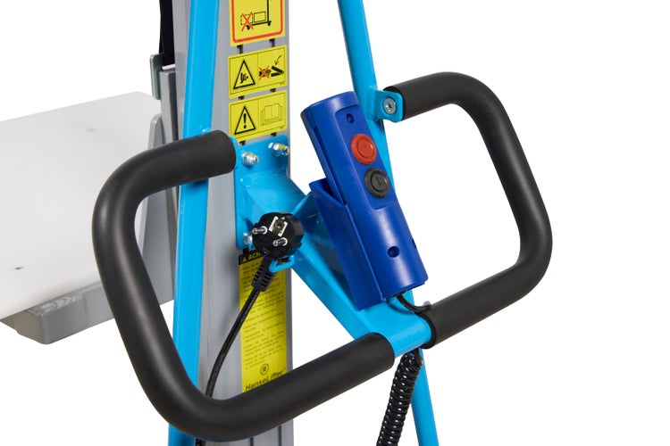 Nahaufnahme der Bedieneinheit eines Hanselifter Hebegeräts mit Handgriffen, Fernbedienung, Netzstecker und Sicherheitswarnsymbolen.