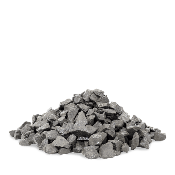 Haufen aus grauem Basaltsplitt für die Garten- und Landschaftsgestaltung.
