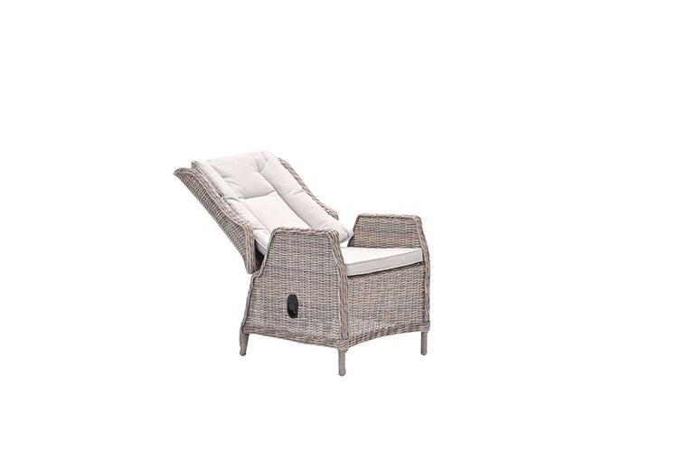 Verstellbarer Gartensessel aus Polyrattan in Grau-Beige mit hellen Sitzkissen und Rückenpolster.