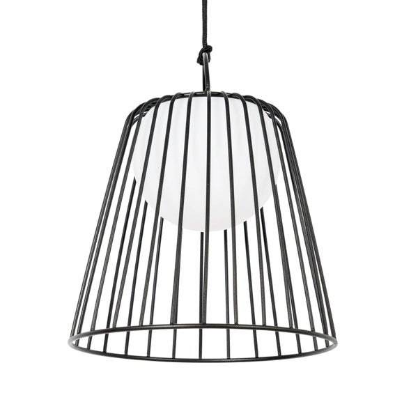 Pendelleuchte mit schwarzem Drahtkäfig und weißem Glaskugeldiffusor.