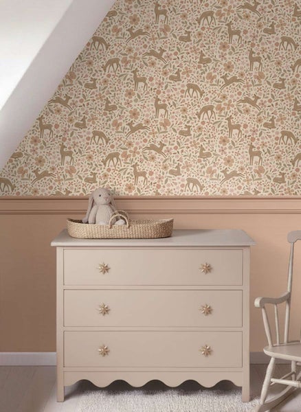 Kindertapete mit Waldmotiven und Rehen kombiniert mit einer Kommode und Stuhl im Kinderzimmer