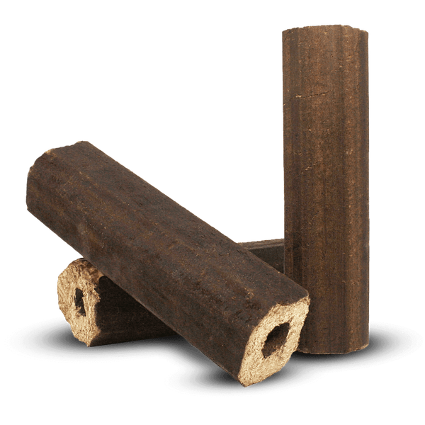 Dunkelbraune Holzbriketts mit Zugloch aus gepresstem Holz für Kamin und Ofen.