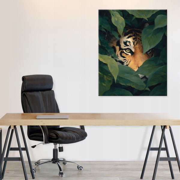Büro mit Schreibtisch, Bürostuhl und einem Gemälde mit einem Tiger zwischen Blättern