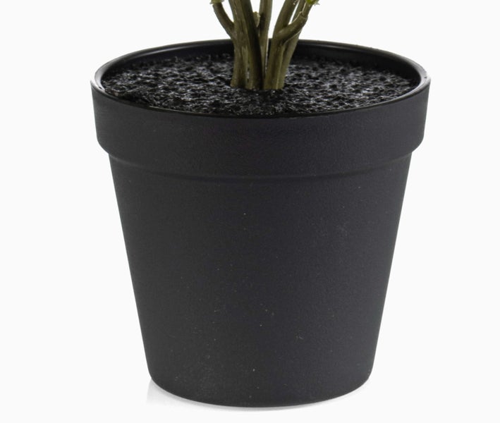 Künstliche Calathea Pflanze im schwarzen Kunststofftopf mit gemusterten grünen Blättern und purpurroter Blattunterseite.