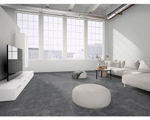 Modernes, helles Wohnzimmer im Loft-Stil mit dunkelgrauem Bodenbelag, weißem Sofa und großen Fenstern.