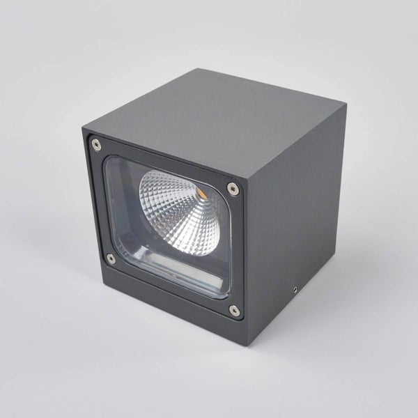 Anthrazitfarbene würfelförmige Außenwandleuchte aus Metall mit LED-Strahler.