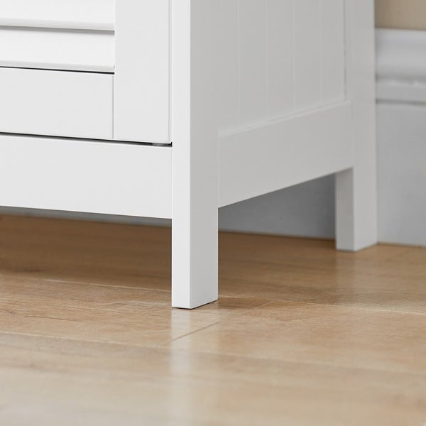 Detailaufnahme eines weißen Badezimmerschranks mit Beinen.