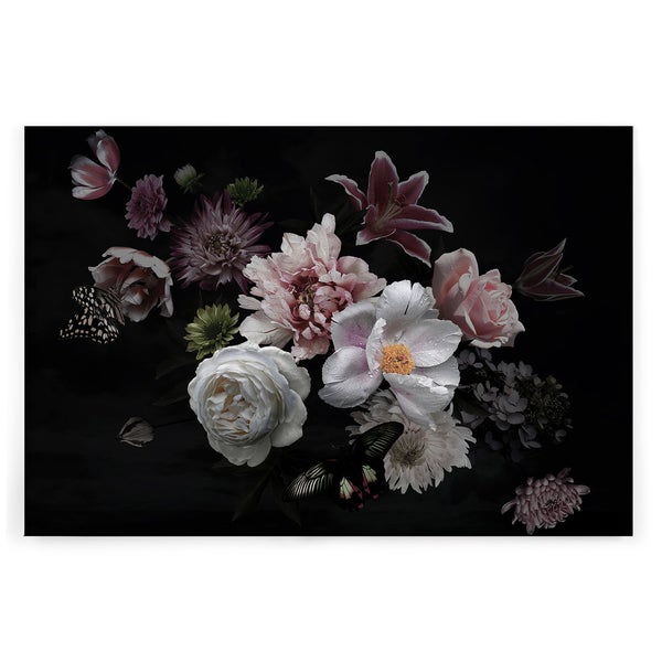 Wandbild mit Blumenarrangement aus Rosen, Pfingstrosen und Lilien sowie zwei Schmetterlingen vor dunklem Hintergrund.