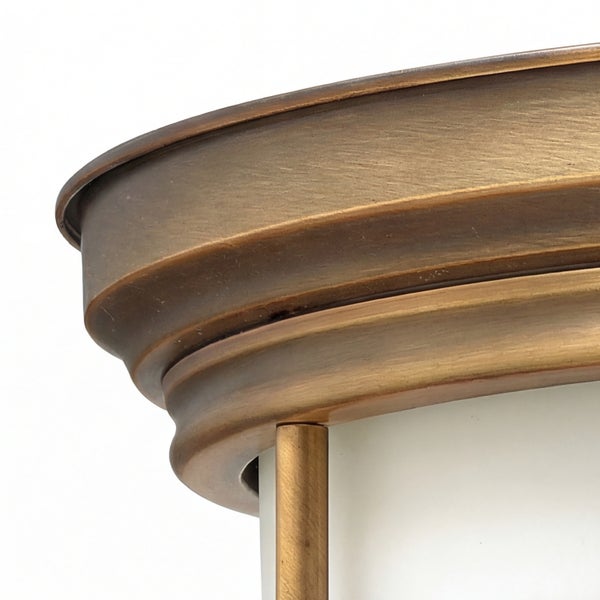 Detailansicht einer Deckenleuchte mit braunem Metallrahmen