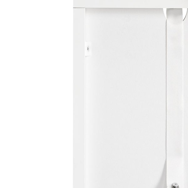 Detailansicht eines weißen Rollos mit Befestigungsband