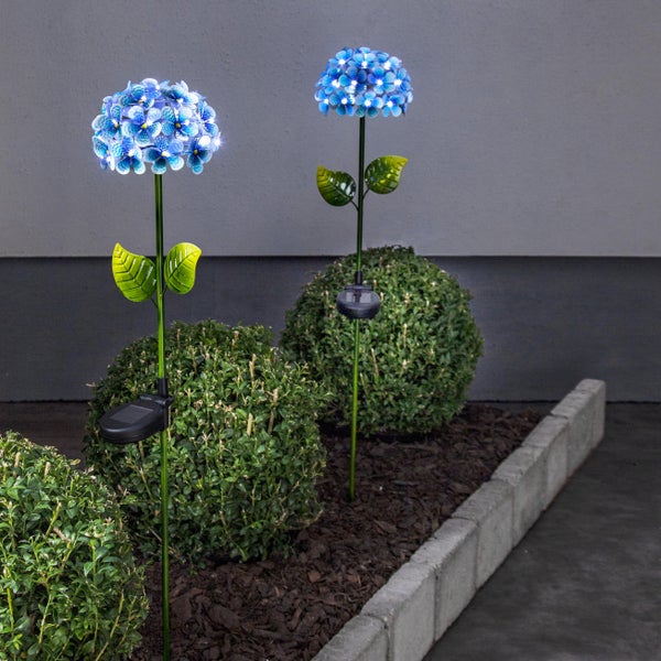 Zwei Hortensien Solarleuchten im Gartenbeet