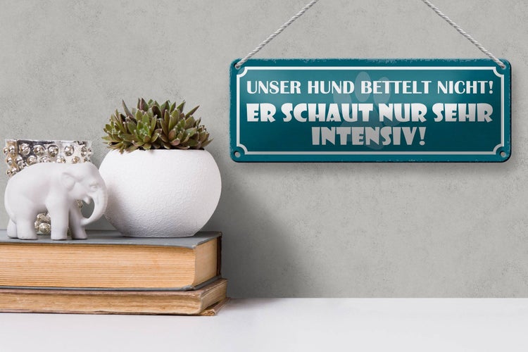 Blechschild Spruch 27x10cm unser Hund bettelt nicht er Dekoration