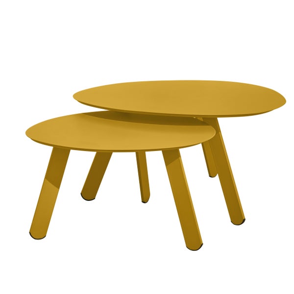 Set aus zwei senfgelben Beistelltischen in verschiedenen Höhen mit organisch geformten Tischplatten und drei stabilen Beinen.