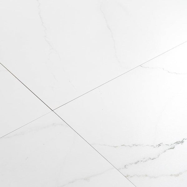 Wandfliese oder Bodenfliese mit Marmoroptik und feiner Maserung in rechteckigem Format