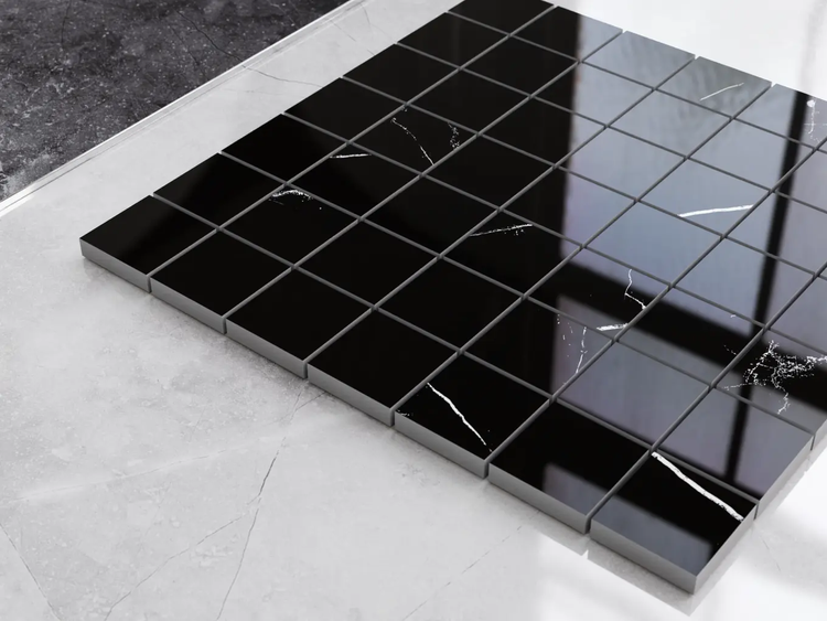 Quadratisches Mosaik in schwarzer Marmoroptik mit polierter Oberfläche.