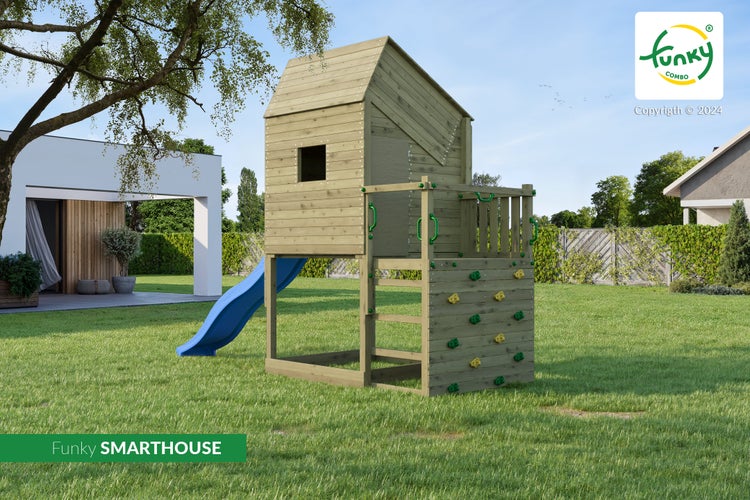 Funky Combo Spielturm SMARTHOUSE aus Holz mit Rutsche, Kletterwand und Leiter auf Rasen in einem modernen Garten. Funky Combo Logo.