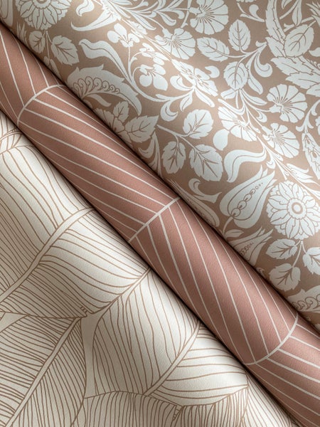 Drei Rollen Tapete mit floralen und grafischen Mustern