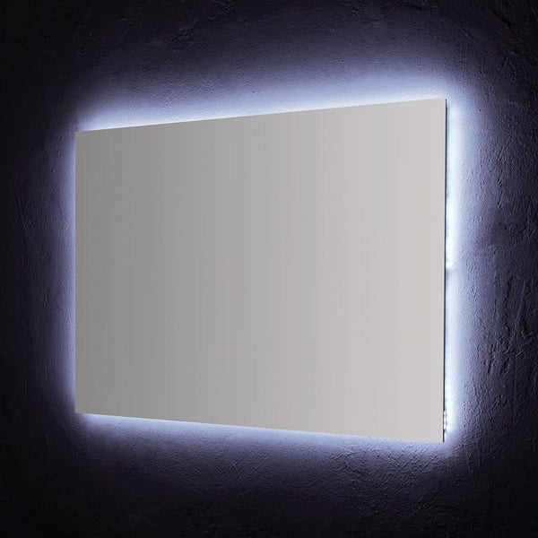 Rechteckiger Badezimmerspiegel mit indirekter LED-Beleuchtung an allen Seiten auf einer strukturierten Wand.