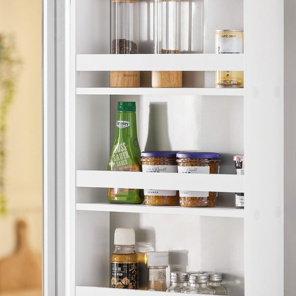 Regal mit Lebensmitteln und Gewürzen für die Küche