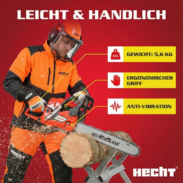 Mann mit Schutzkleidung sägt Holz mit einer Hecht Kettensäge. Die Kettensäge hat ein Gewicht von 5,6 kg, einen ergonomischen Griff und ist vibrationsarm.
