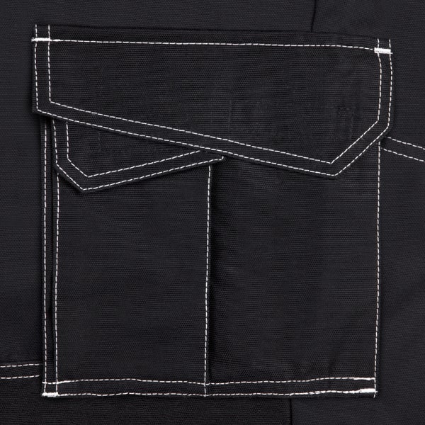 Detailaufnahme einer schwarzen Arbeitshose mit aufgesetzter Tasche und weißer Naht