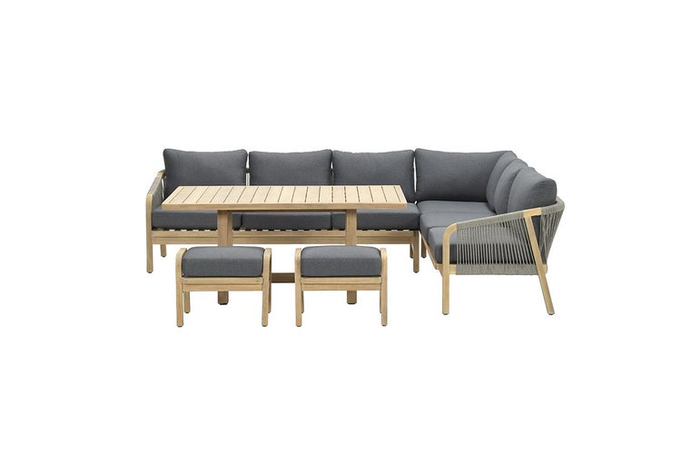 Garten-Lounge-Set aus Holz mit Ecksofa, rechteckigem Tisch und zwei Hockern, inklusive grauer Polsterauflagen und Seilbespannung an den Armlehnen.