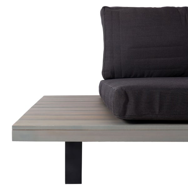 Lounge-Sofa mit Holzlatten-Plattform, grau gestreiften Kissen und schwarzem Metallbein.