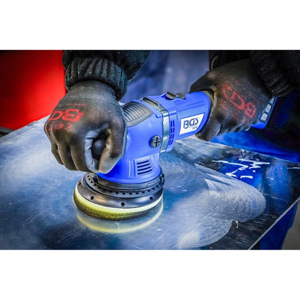 Person benutzt eine Poliermaschine der Marke BGS technic 7373 auf einer Metalloberfläche.