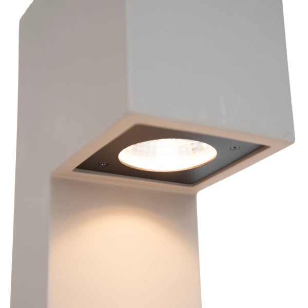 Moderne Wandleuchte in eckigem Design für den Außenbereich aus Metall mit nach unten gerichtetem Lichtaustritt