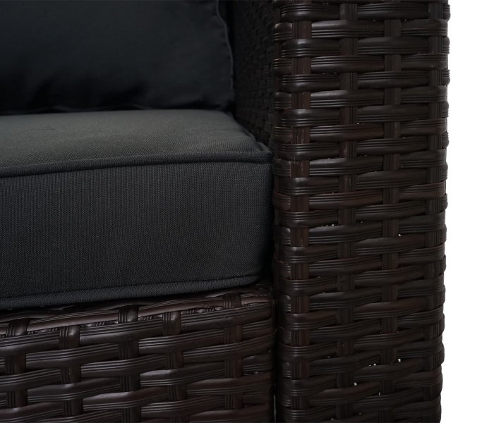 Nahaufnahme eines Gartensofas mit dunkelbraunem Polyrattan-Geflecht und grauem Sitzkissen.