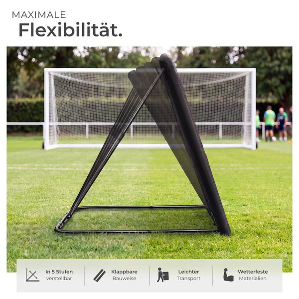 Fußball Rebounder Netz mit verstellbarem Rahmen für das Training auf dem Rasenplatz.