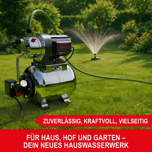 Hauswasserwerk mit Edelstahltank auf Rasen, angeschlossen an Gartenschlauch und Rasensprenger zur Bewässerung. ONBEST Logo.