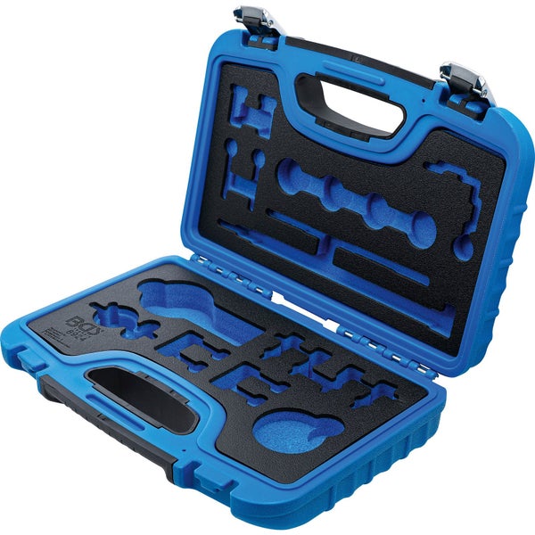 Offener blauer Werkzeugkoffer aus Kunststoff mit passgenauen Schaumstoffeinlagen für Spezialwerkzeug und BGS technic Logo.