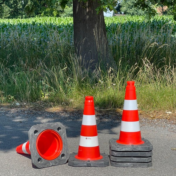 UvV Profi Set Premium Leitkegel Pylonen 500mm - langlebige schwere Verkehrshütchen standsicher niedriger Schwerpunkt (6 Stück Set)
