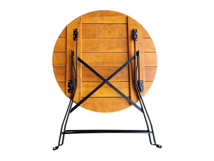 Runder klappbarer Gartentisch aus Holzlatten mit schwarzem Metallgestell, Unteransicht mit Klappmechanismus.