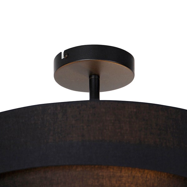 Deckenleuchte mit schwarzem, rundem Baldachin und schwarzem Textilschirm.