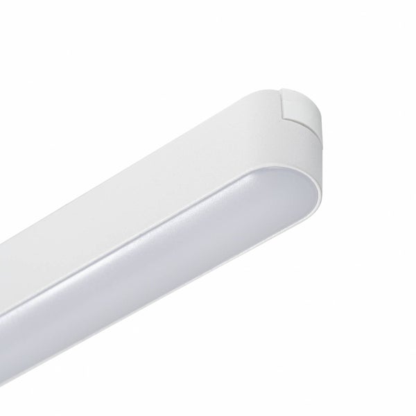 Weiße LED-Lichtleiste mit mattem Diffusor und abgerundeter Endkappe.