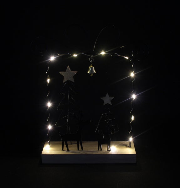 Dekorative Weihnachtsbeleuchtung mit Tannenbaum und Rentier auf Holzsockel