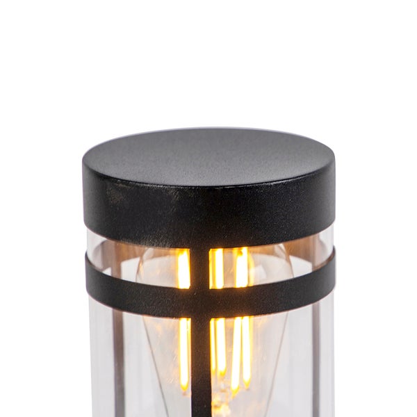 Nahaufnahme einer schwarzen Außenleuchte mit warmweißem LED-Filament-Leuchtmittel und klarem Glas.
