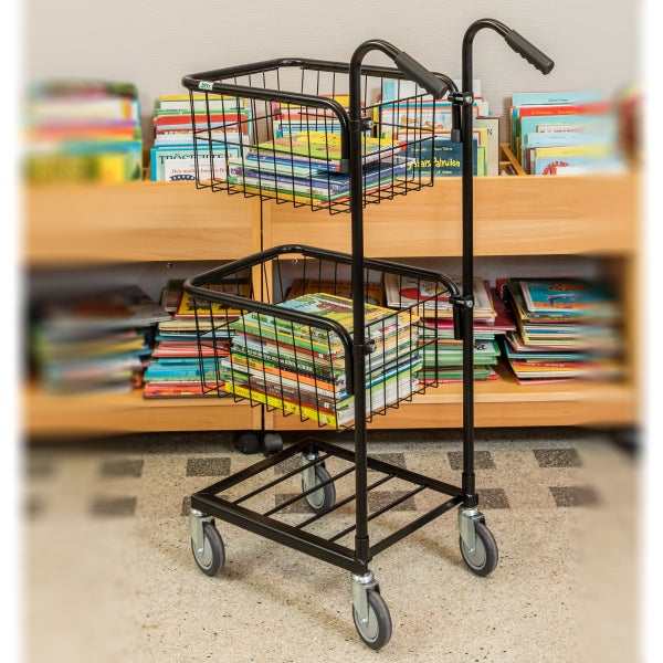 Rollwagen mit zwei Drahtkörben, gefüllt mit Büchern