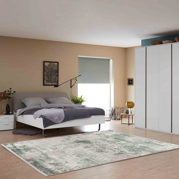 Modern eingerichtetes, helles Schlafzimmer mit einem großen gemusterten Teppich, einem weißen Bett und einem weißen Kleiderschrank.