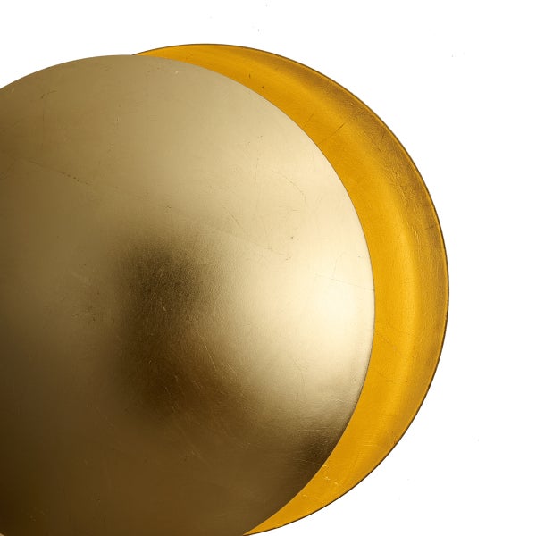 Runde, goldfarbene Wanddekoration