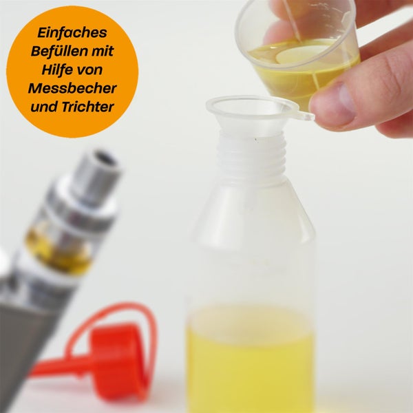 Befüllen einer Flasche für elektronische Zigaretten mit einem Messbecher und einem Trichter.